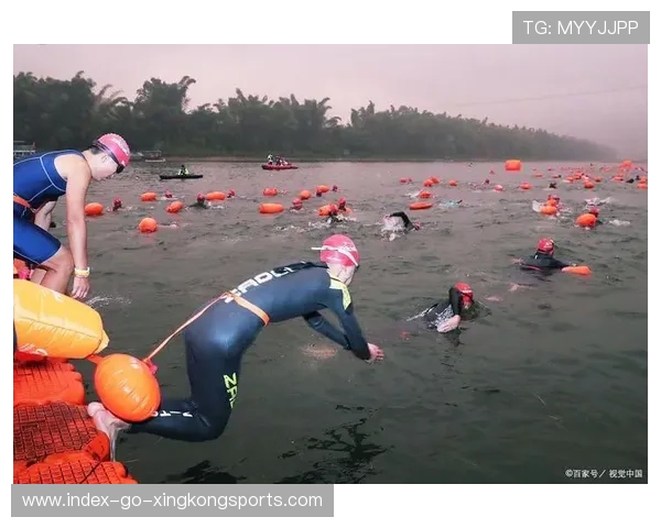桨板运动员被大浪拍翻后骑回水面