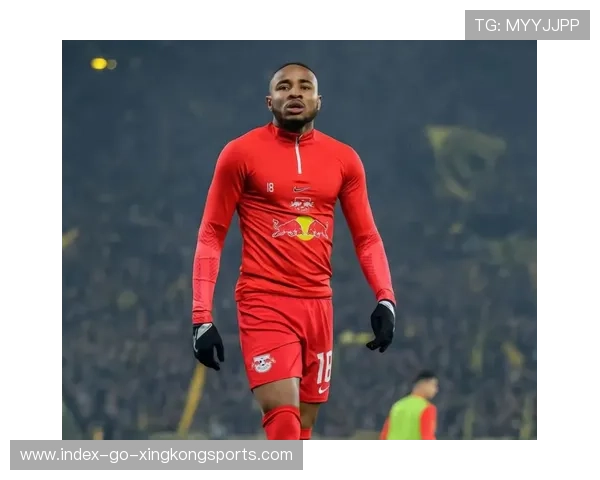 切尔西中路渗透更流畅，恩昆库接球后转身射门被封堵