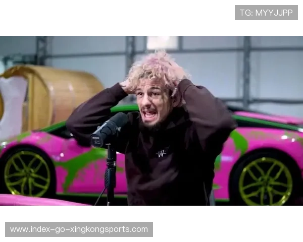 UFC血战震撼：断头台制服对手，求饶瞬间点燃赛场热血！