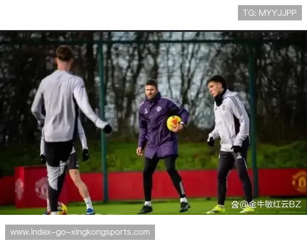 卡里克执教首训聚焦短传与站位压缩