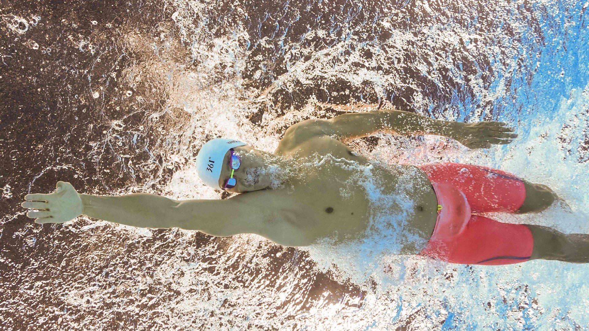 游泳赛事决赛日精彩纷呈